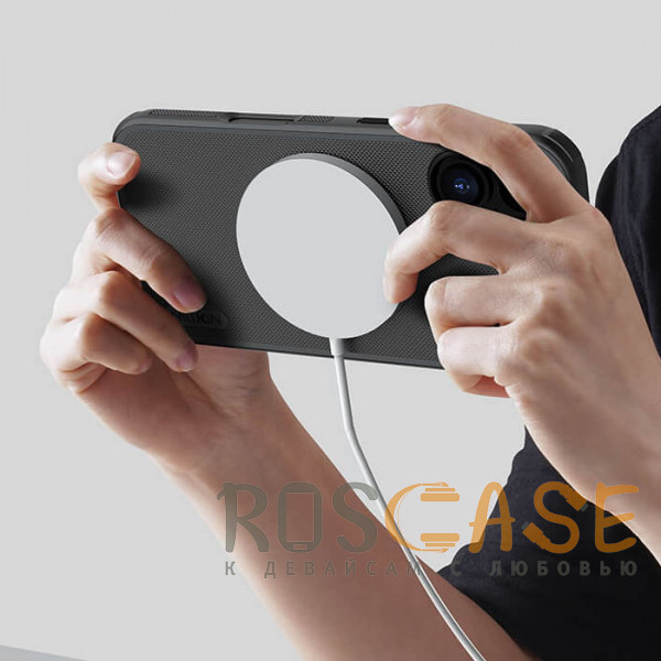 Изображение Черный Nillkin Super Frosted Shield Magnetic | Пластиковый чехол с поддержкой магнитной зарядки Magsafe для iPhone 17